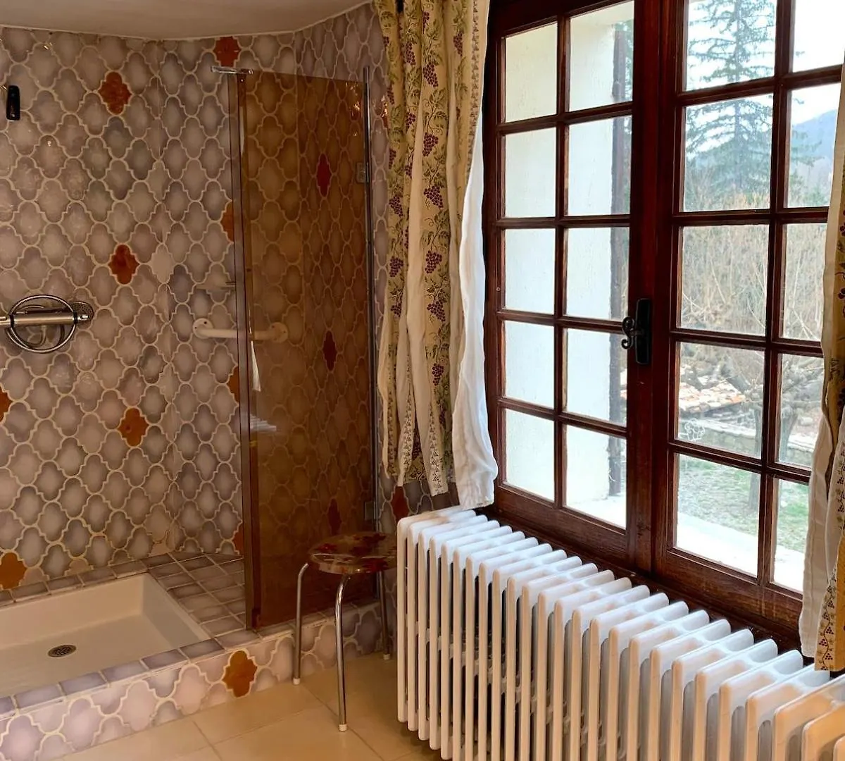Les Favouilles, Le Gite Pour 15 Personnes Dauphin 0*,  France